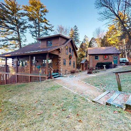 Lake Bomoseen Log Cabin